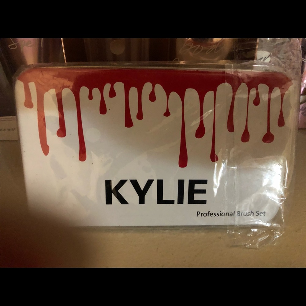 Kylie brush kart and tin